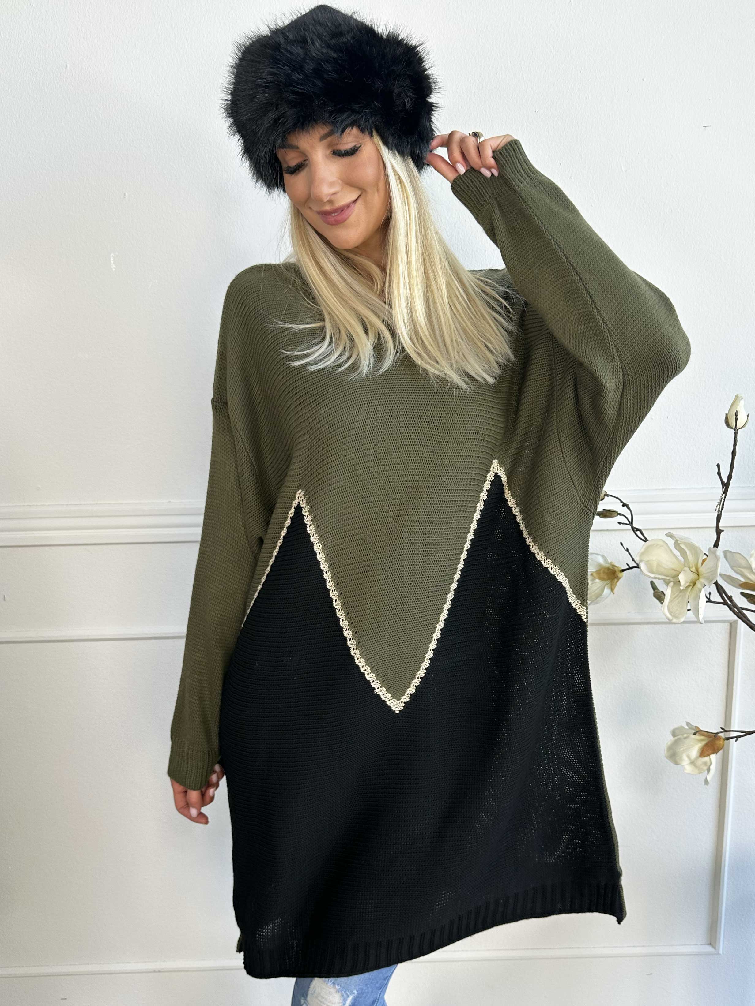 Amara - Tofarvet strikkjole med gulddetaljer